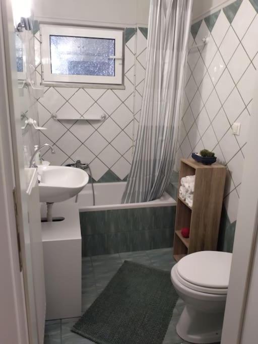 Apartment χαίρε, ξεΐνε, παρ' αμμι φιλησεαι *